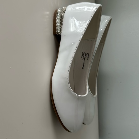 Little Girls White Patent Leather Shoe - Picture 1 of 4